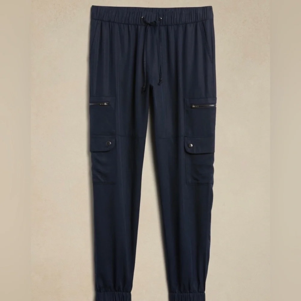 Banana Republic Black Tencel Soft Cargo Joggers EUC